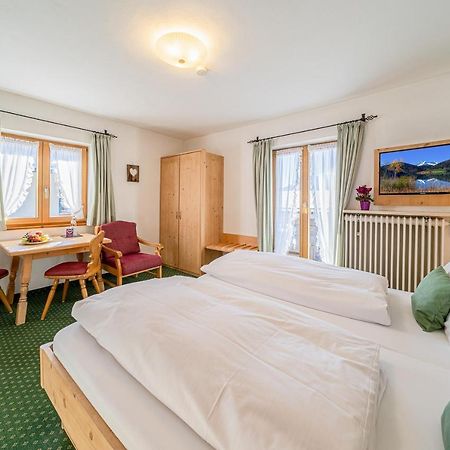 Fruehstueckspension Gaestehaus Zum Weissen Roessl Wallgau Kültér fotó