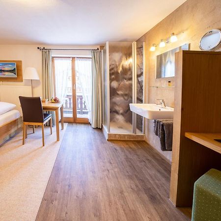 Fruehstueckspension Gaestehaus Zum Weissen Roessl Wallgau Kültér fotó