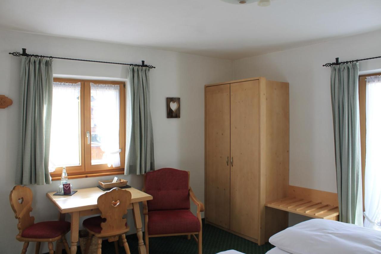 Fruehstueckspension Gaestehaus Zum Weissen Roessl Wallgau Kültér fotó