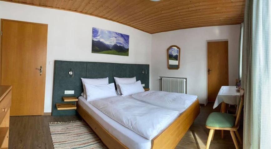 Fruehstueckspension Gaestehaus Zum Weissen Roessl Wallgau Kültér fotó