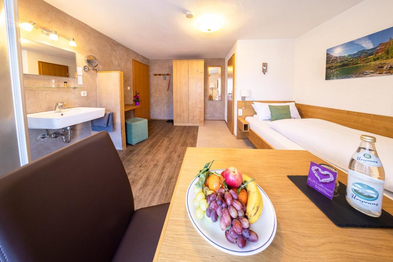 Fruehstueckspension Gaestehaus Zum Weissen Roessl Wallgau Kültér fotó
