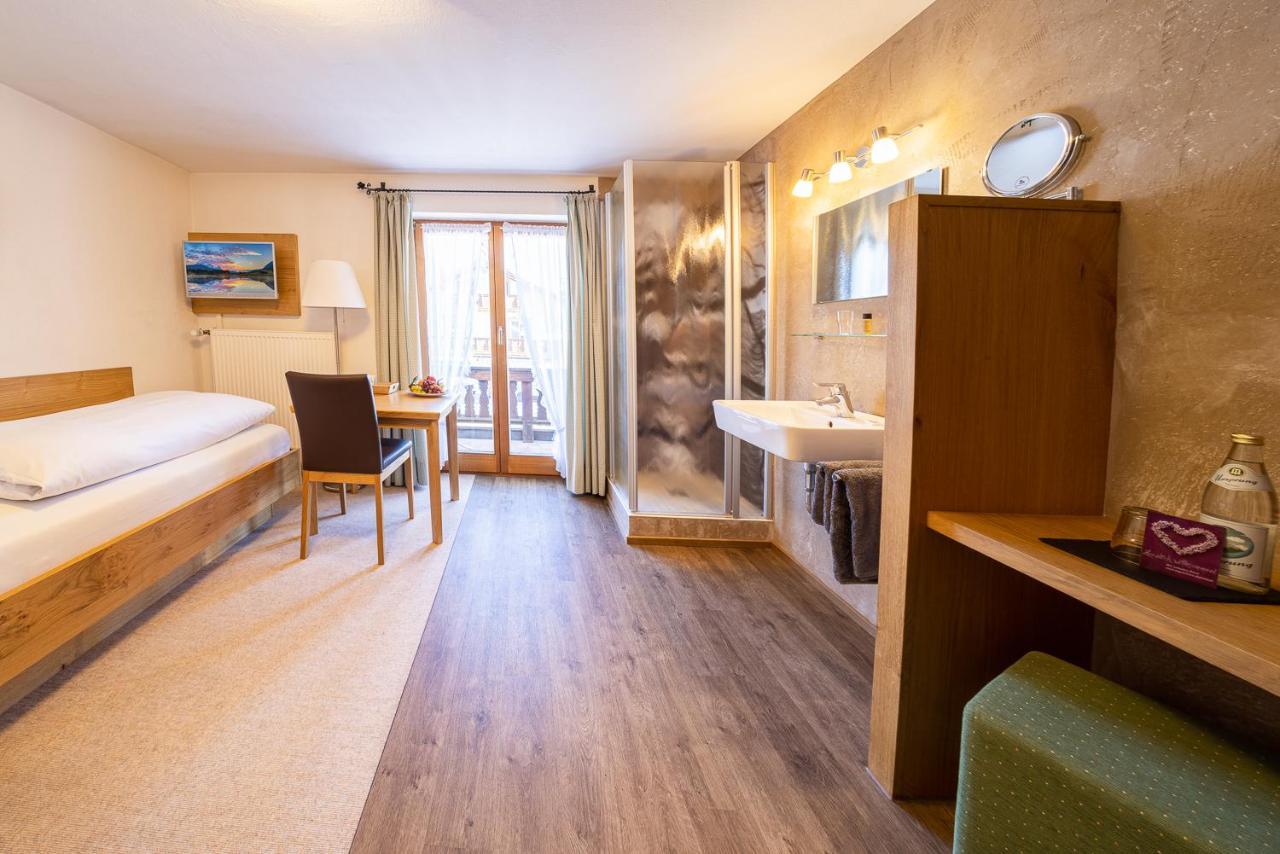 Fruehstueckspension Gaestehaus Zum Weissen Roessl Wallgau Kültér fotó