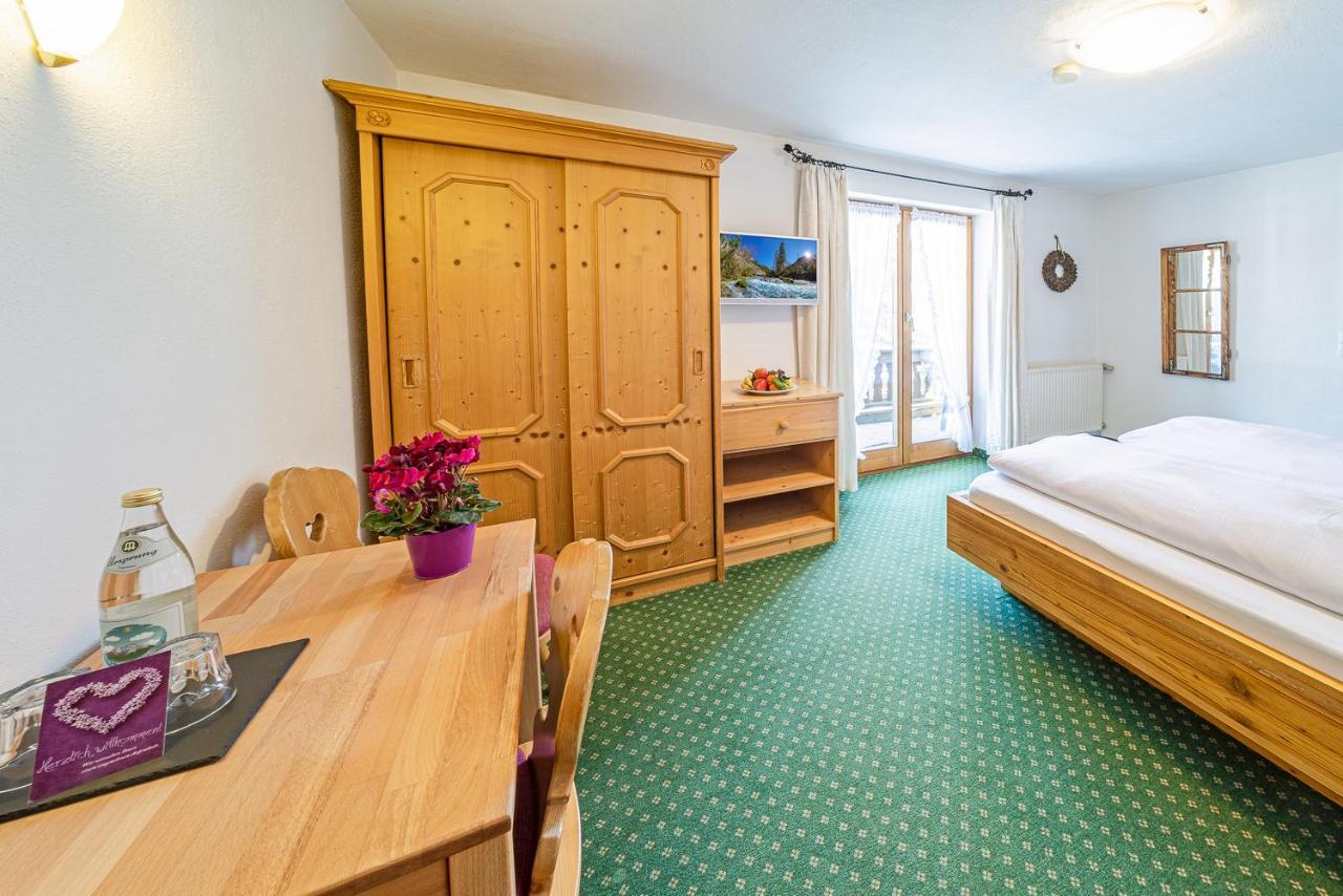 Fruehstueckspension Gaestehaus Zum Weissen Roessl Wallgau Kültér fotó