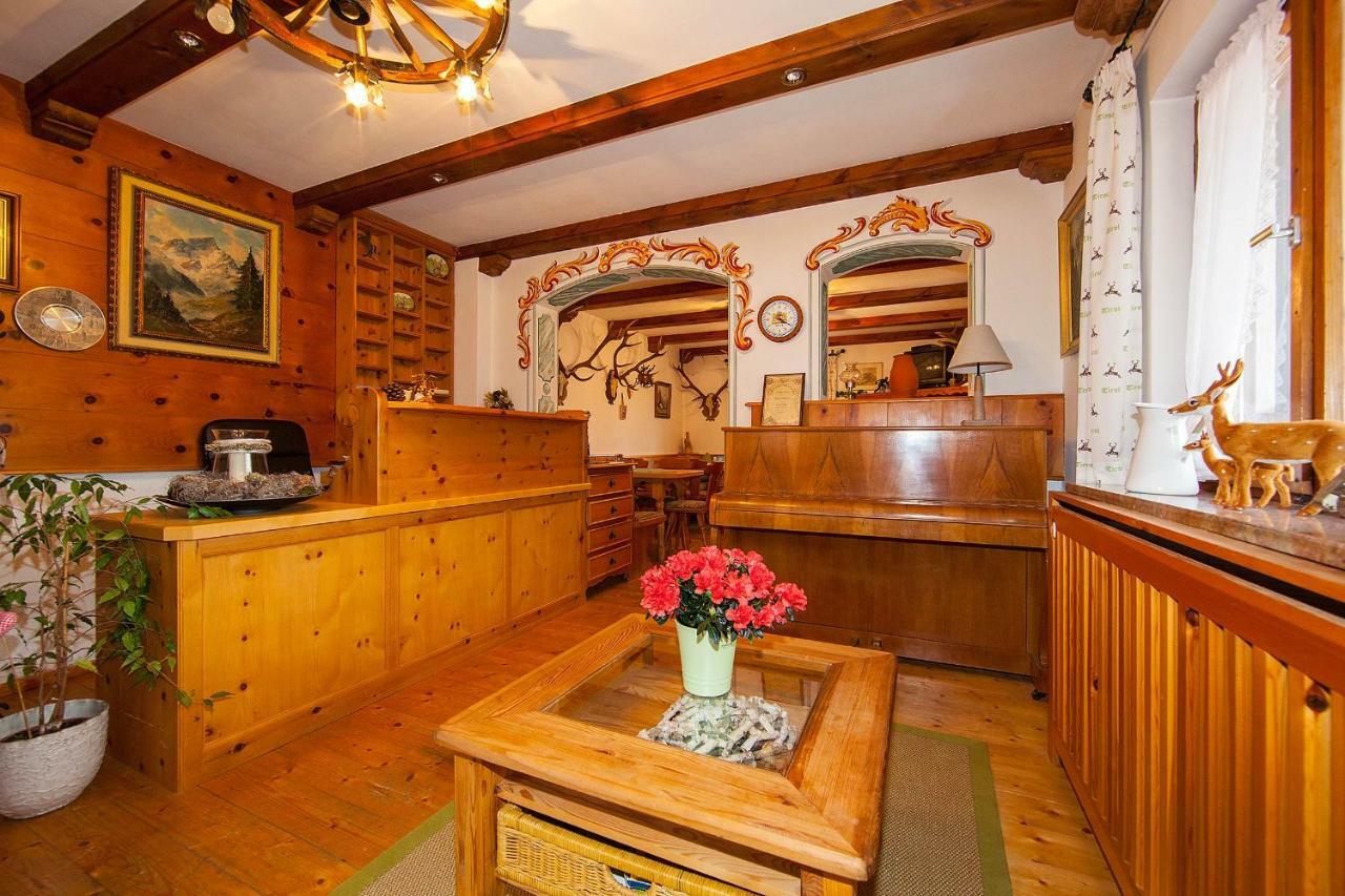 Fruehstueckspension Gaestehaus Zum Weissen Roessl Wallgau Kültér fotó